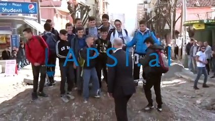 Shikoni çfarë bën Edi Rama për ca foto më shumë