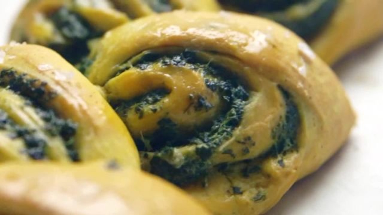 How to Make Cheesy Pull-Apart Bread with Pumpkin and Spinach