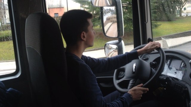 Les lycéens de Mezen étrennent leur nouveau camion à Alençon