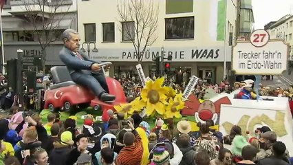Les effigies des dirigeants du monde raillées dans les carnavals en Allemagne
