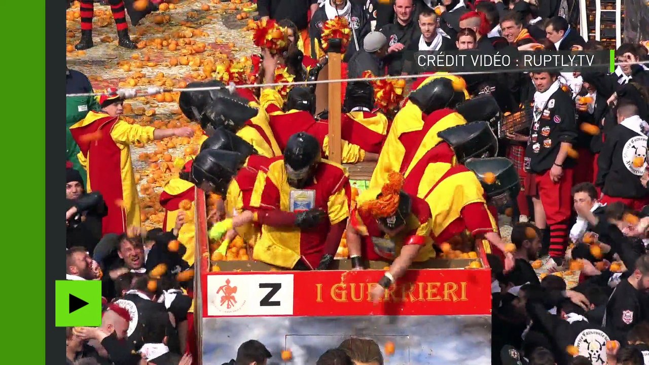 Des milliers d’Italiens se livrent à une spectaculaire bataille d’oranges