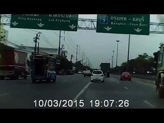 Мотоциклист из Германии погиб в Таиланде, сорвавшись с 15-метрового моста