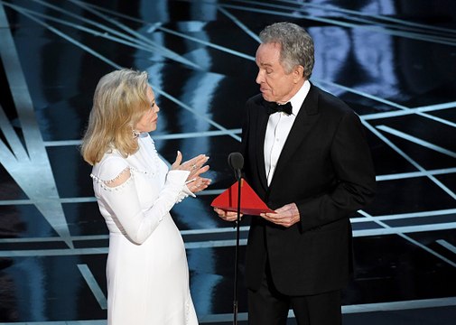 Best Picture flub hands 'Moonlight' Oscar to 'La La Land' but who's to blame?