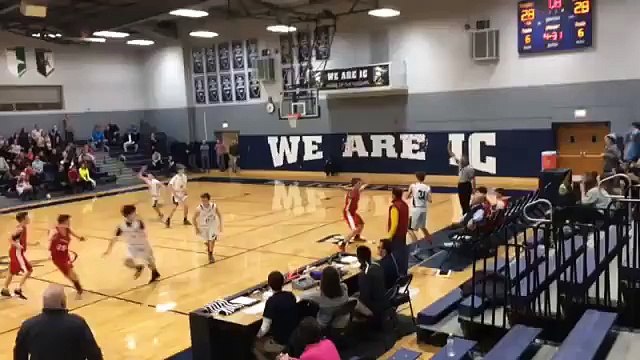 Tenta il tiro a canestro un attimo prima della fine della partita: gli spalti si scatenano!