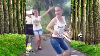 Yol molasında pek şenlenmiş çılgın kızlar