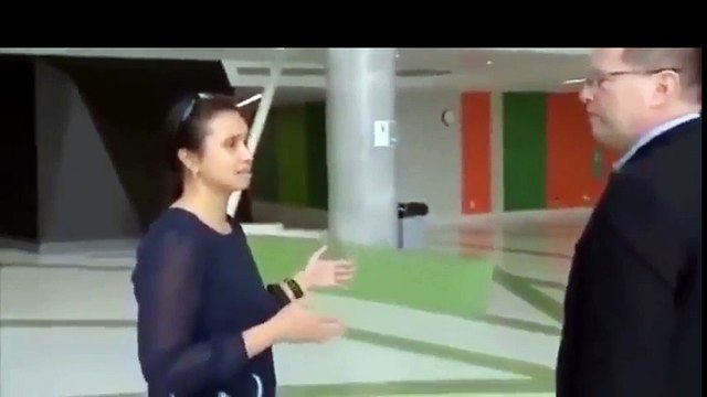 Lors d'une interview un gars se plante contre un muret en arrière plan