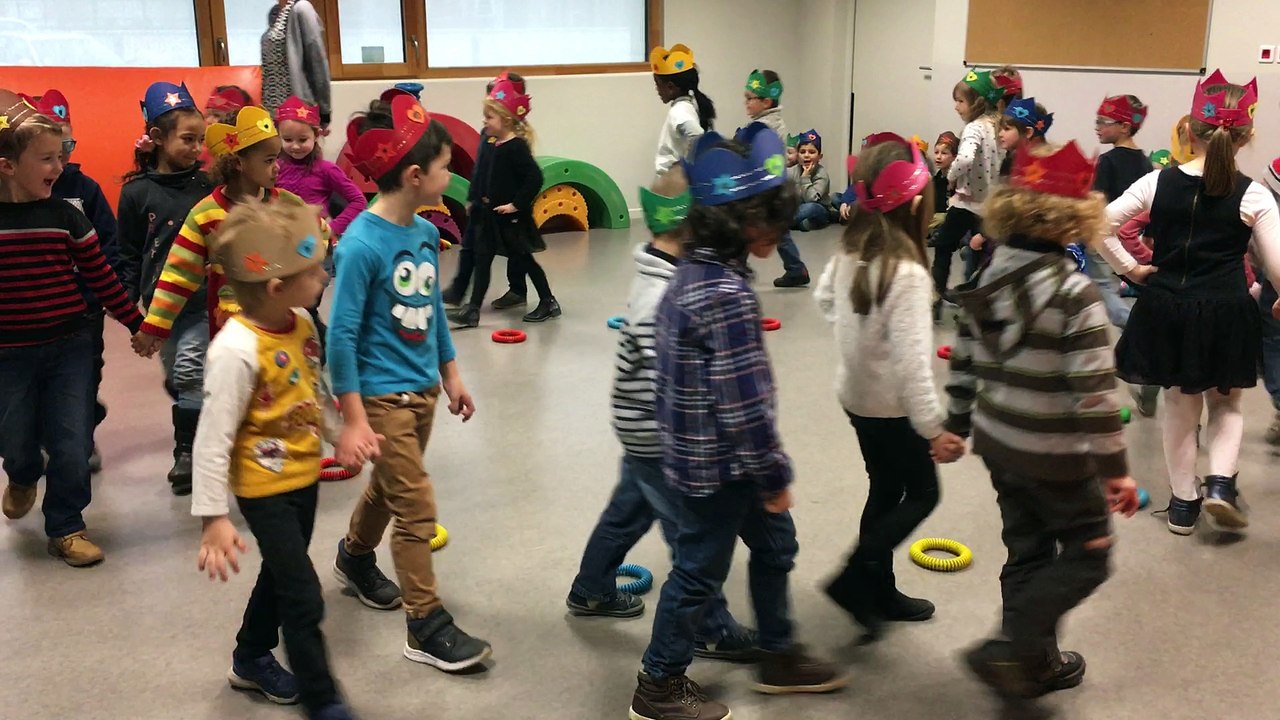 Danse de la "Galette des Rois" par les élèves de GS