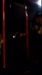 Kaçurrelsja dhe biondja japin spektakël në mes të autobusit në Tiranë