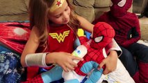 Ребенка-паук и Эльза ребенок ПОКАКАЕТ против Джокера шприц! Чудо-Женщина Супермен Розовый Человек-Паук В