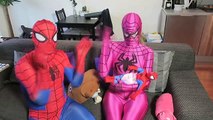 Человек-паук против розовый Человек-паук против лягушки смешные Супергеройское кино в реальном Life1