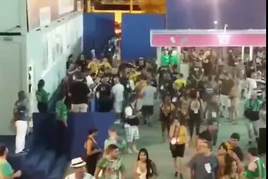 Anitta causa furor ao chegar para se apresentar na Marquês de Sapucaí,carnaval 2017