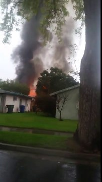 Un petit avion s'est écrasé sur des maisons cette nuit à Riverside en Californie - Au moins 5 morts