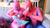 Человек-паук и розовый Человек-паук ж/ Spiderbaby Русалка против Малефисента в реальной жизни футов замороженные Элс