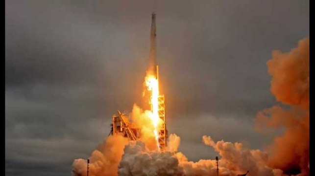 SpaceX va envoyer deux touristes autour de la Lune fin 2018