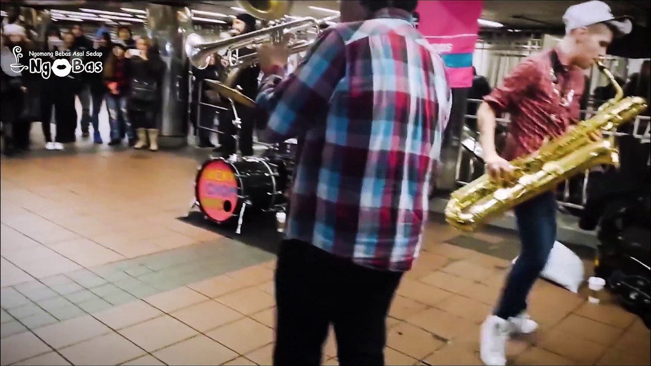 Kreatifnya Pengamen Diluar Negeri | Just Video (Ngobas.com)