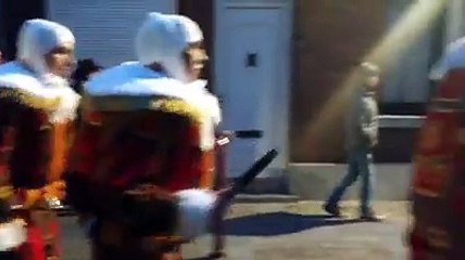 Les Gilles de Binche dans les rues mardi matin