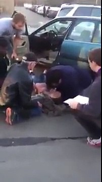 Il sauve une femme enceinte accidentée et part travailler à l'hopital... normal !