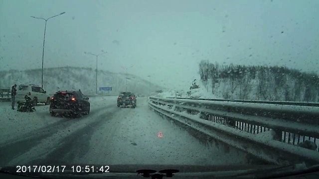 Cet homme se fait rouler dessus 2 fois en 1 min... Terrible