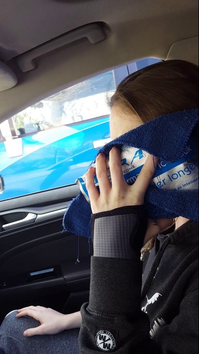 Shootée après son anesthésie dentaire elle veut téléphoner avec son morceau de glace