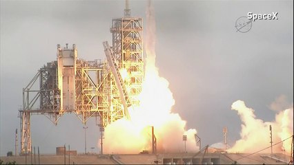 SpaceX to send the first tourists around the moon next year