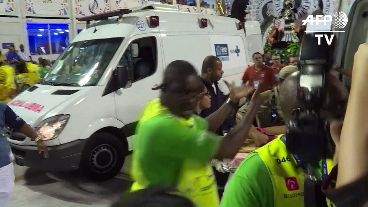 Schock in rio: karnevalstänzer in gerüst eingeklemmt