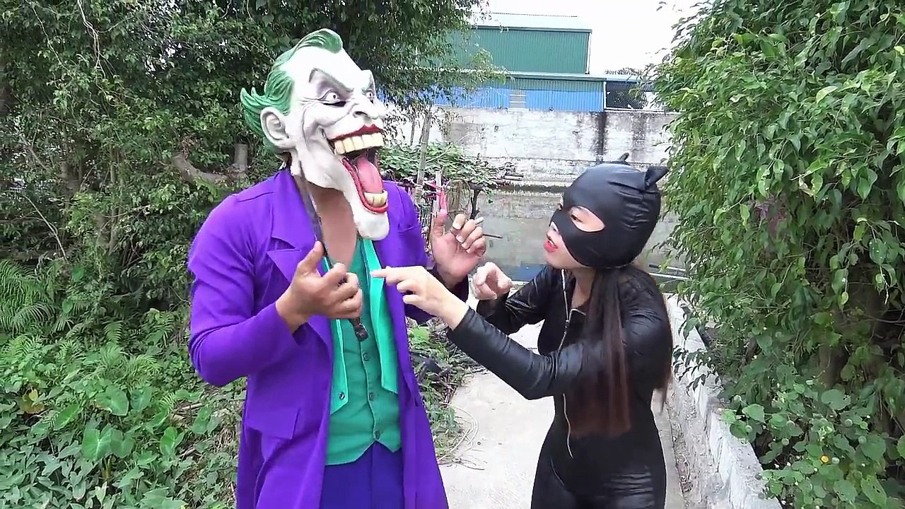 Человек-паук, опасности между озерами Эльза ребенка против Джокера! женщин-кошек смешные розыгрыши видео супер герой