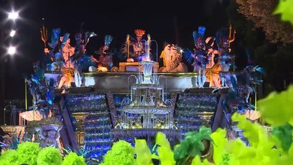 Au carnaval de Rio, un défilé Louis XIV plein de surprises