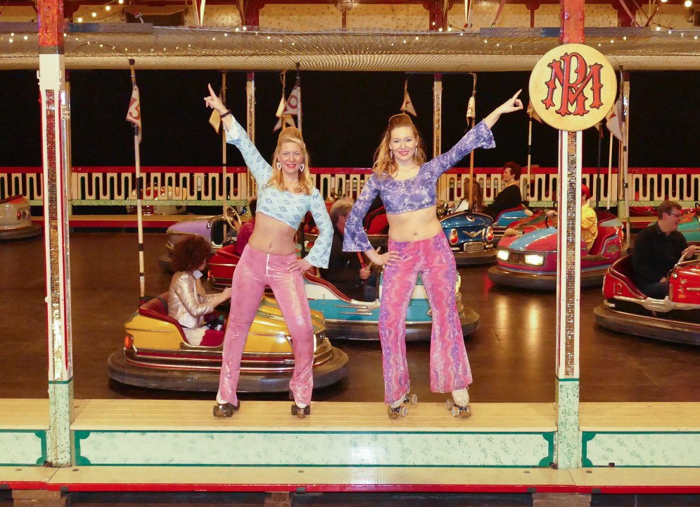 "disco fieber" by showskating: louisa & nina auf der 70er party des historischen jahrmarkts 2017