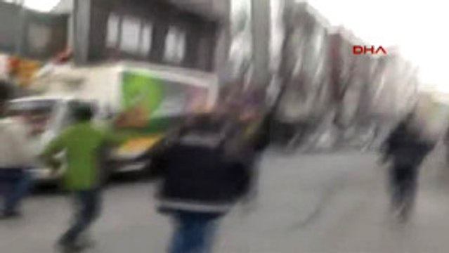 Küçükçekmece'deki Kaçak Sigara Operasyonu Polis Kamerasında