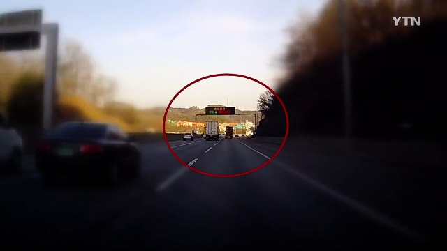 Il perd le contrôle de son camion et se retrouve sur deux roues