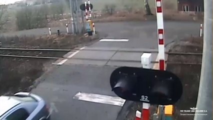 Un automobiliste traverse un passage à niveau fermé et forcément...