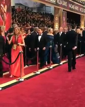 Meryl Streep almost fell at the red carpet #Oscars
