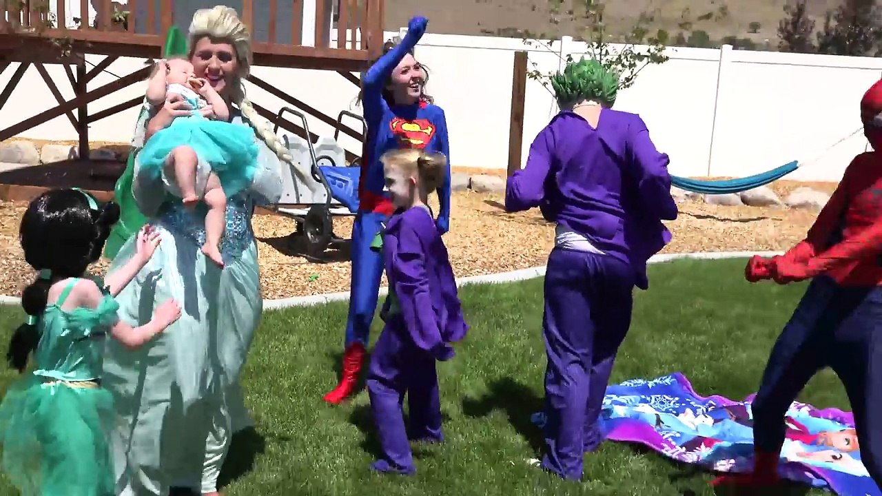 Người nhện và nữ hoàng băng giá Elsa - Siêu anh hùng trong cuộc sống thực phần 1