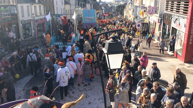 Cavalcade : le dernier char au rond-point du Calvaire