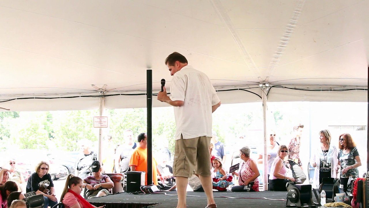 Walt Sanders sings 'Way Down' Elvis Week 2016