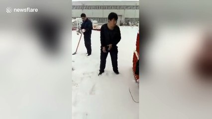Chinese man gets buried in snow to challenge himself