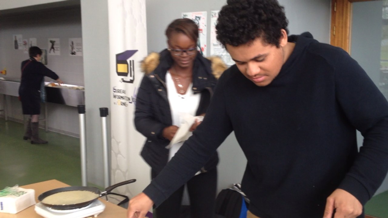 Les étudiants d'Alençon font des crêpes