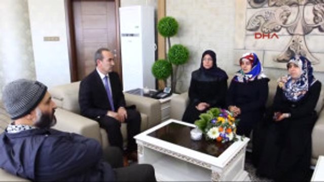 Sivas Rektör 'Başörtü Mağduru' Eski Öğrenciler Çiçekle Karşılandı