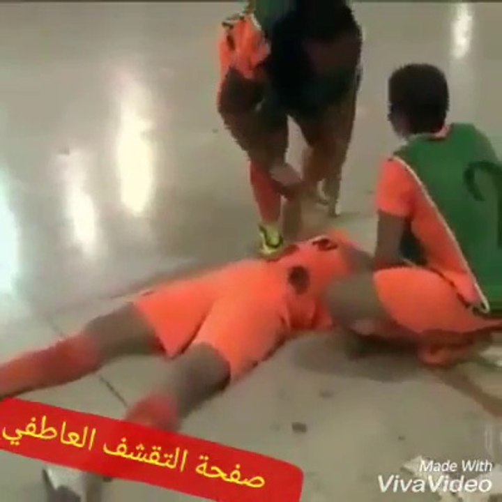 Ouhh c'est violent le futsal féminin... Coup de pied en pleine tête