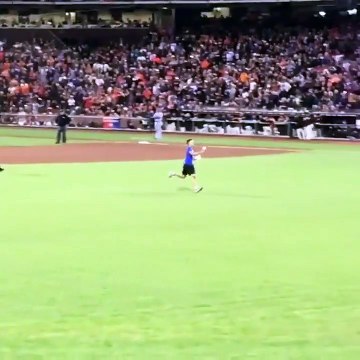 Ce joueur de Baseball a une façon violente de refuser les fleurs qu'on lui tend! Enfoiré