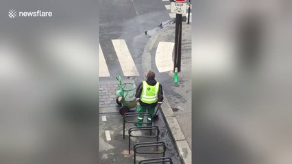 A vous de nous dire si cet employé de la mairie de Paris mérite son salaire...