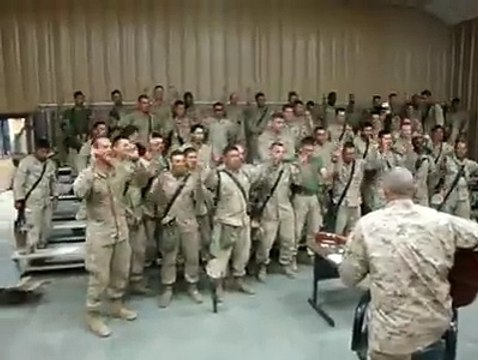 ¿¿¿ HABÍAS VISTO ALGO ASÍ ???, SOLDADOS ESTADOUNIDENSES CANTÁNDOLE A DIOS.