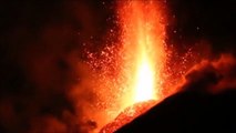 Catania - eruzione dell'Etna continua: fontane di lava e colata