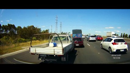 Instant karma pour ce chauffard qui double par la bande d'arrêt d'urgence