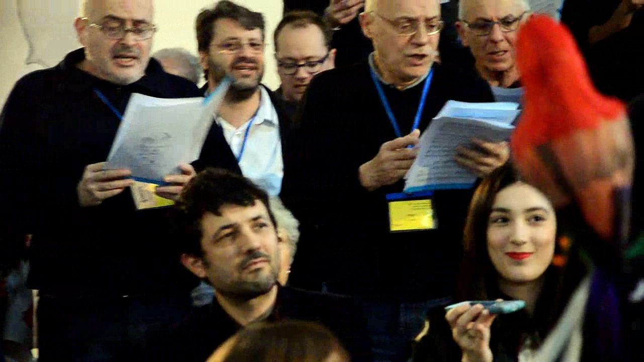 Le choeur Dédicace chante des chansons du dernier disque d'Albin de la Simone