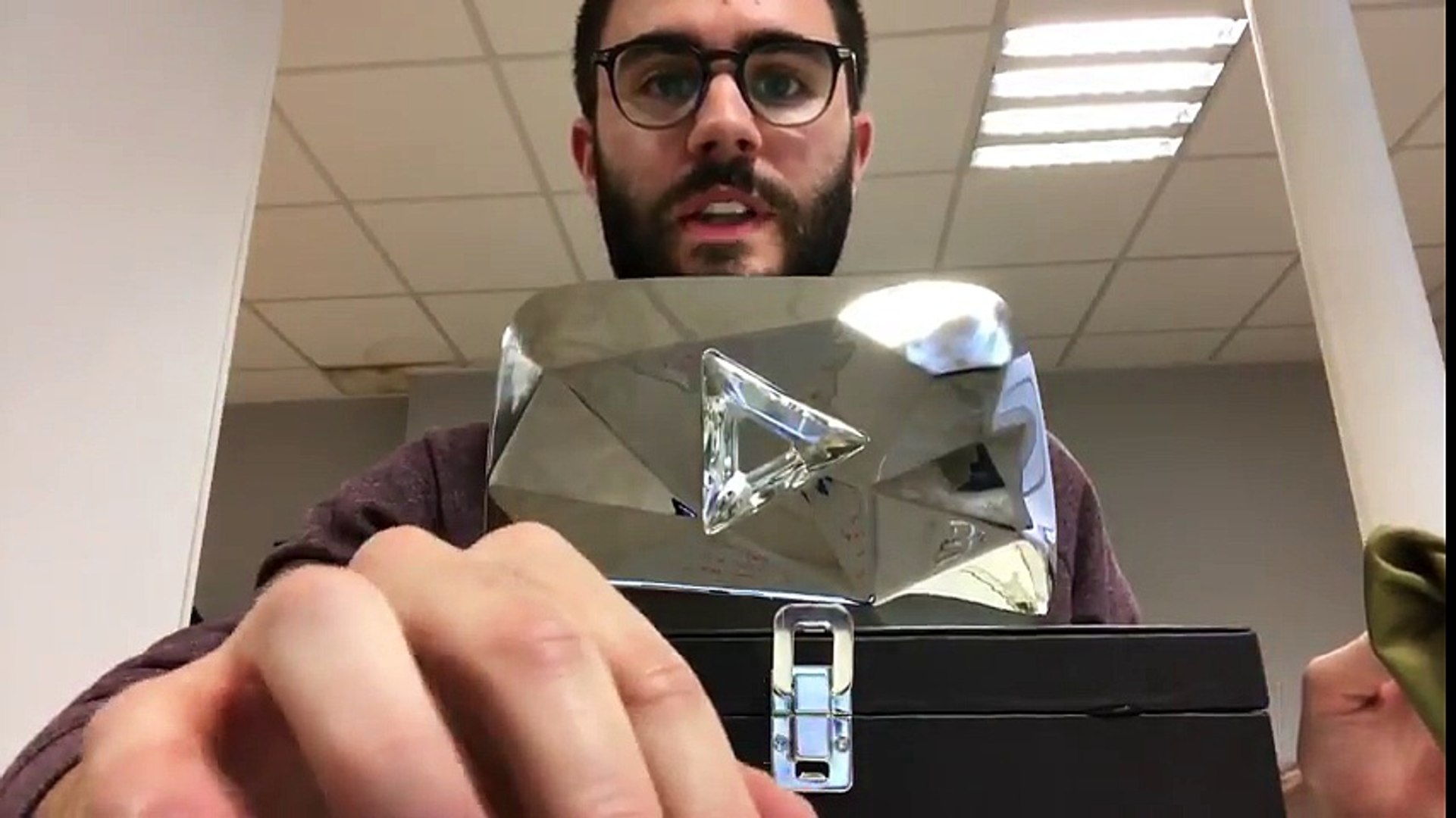 Trophée 100 Millions D abonnés Youtube CYPRIEN-JE DÉBALLE MON TROPHÉE DES 10 MILLIONS D'ABONNÉS ! - Vidéo  Dailymotion