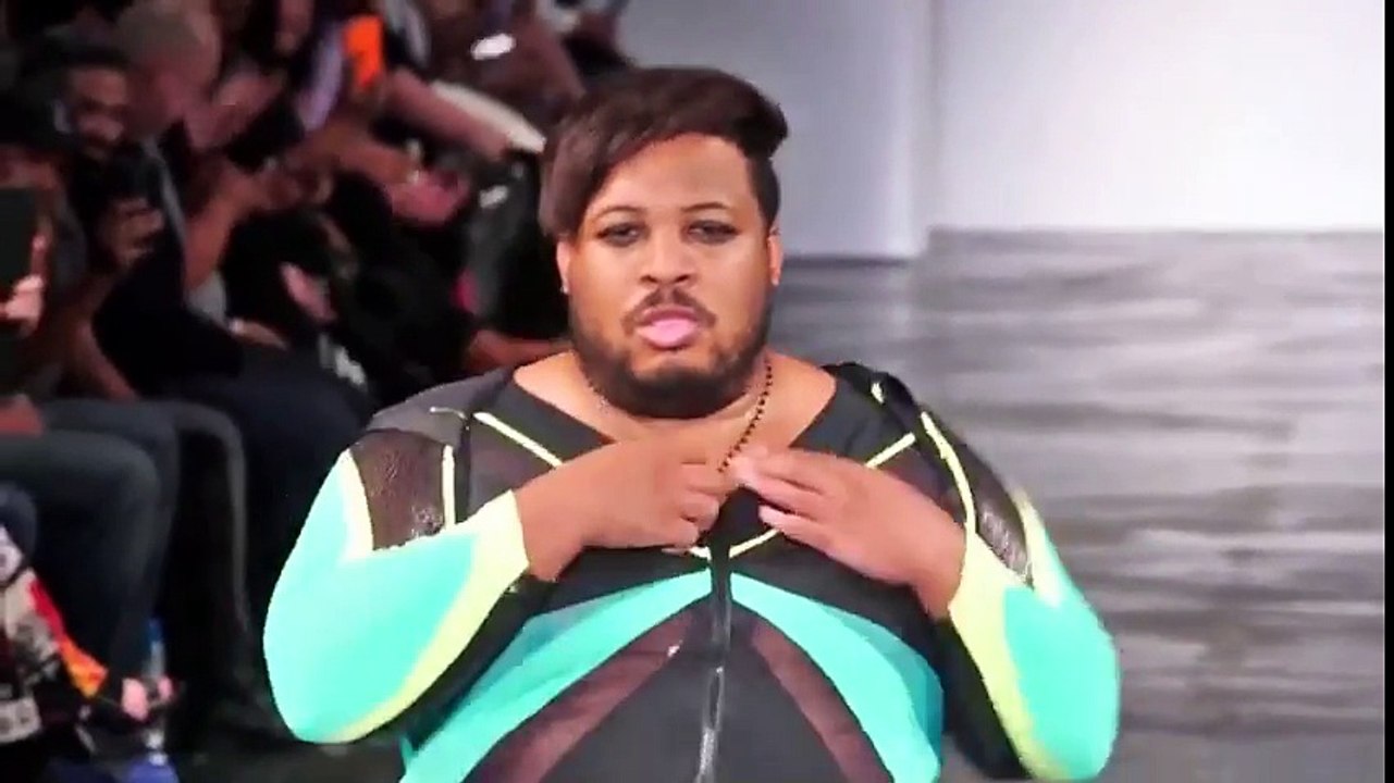 Il défile en talon pour un défilé de mode !