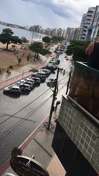 Chuva forte alaga Praia do Morro e internauta surfa no meio do asfalto
