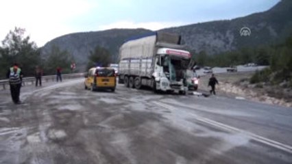Akseki'de Kamyonla Tır Çarpıştı: 2 Yaralı