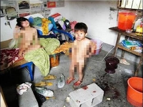 Nghe tiếng khóc thảm thiết hàng xóm phá cửa vào thì thấy cảnh tượng kinh hoàng